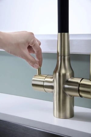 смеситель для кухни с подключением к фильтру paulmark salix sa213419-br, цвет бронза/ черный