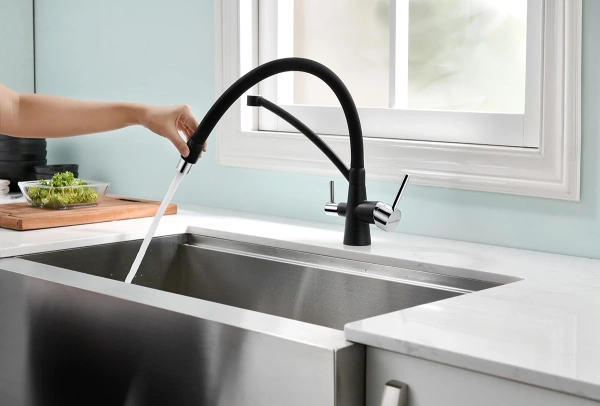 смеситель paulmark siegen si213111-308 для кухни, с подключением к фильтру, цвет черный \ хром